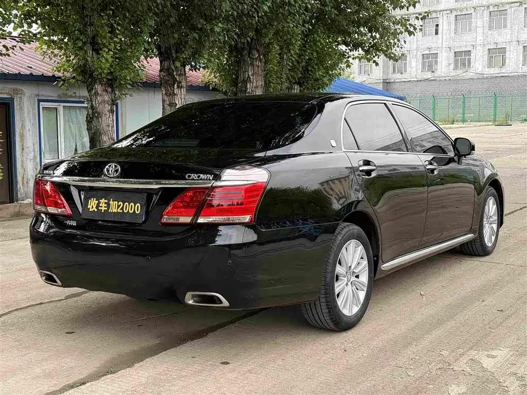 Toyota Crown — миниатюра 9