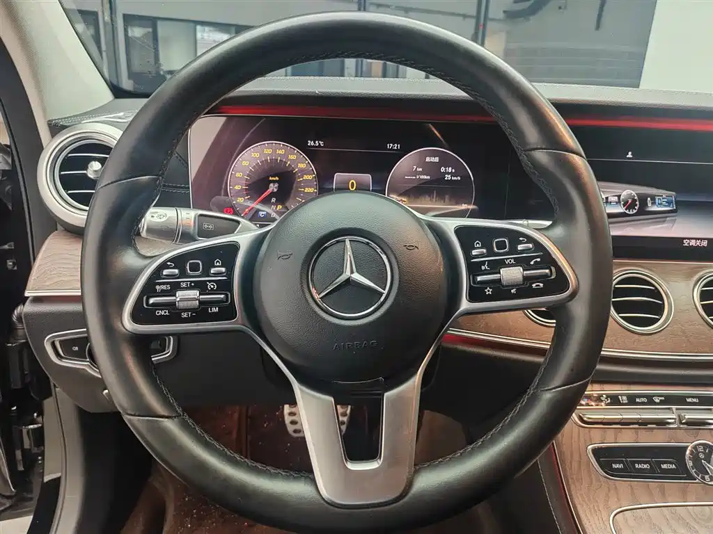 Mercedes-Benz E-Class — миниатюра 17