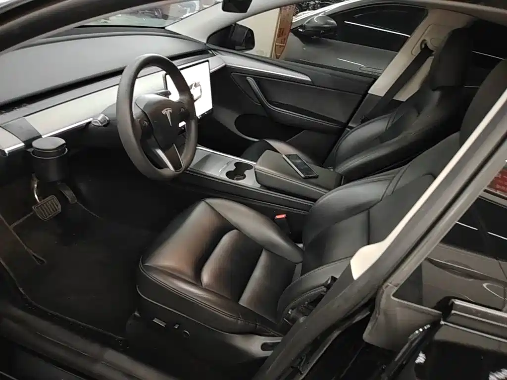Tesla Model Y — миниатюра 15