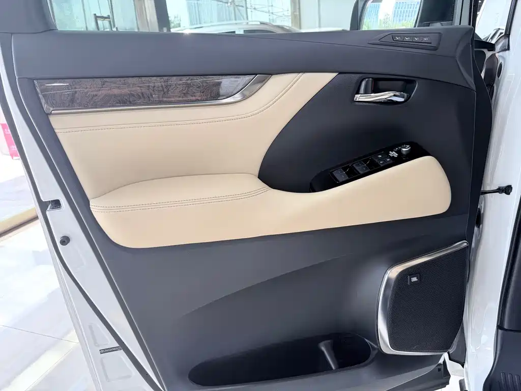 Toyota Alphard — миниатюра 10