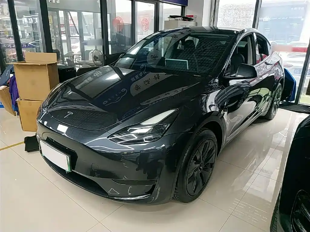 Tesla Model Y 2024