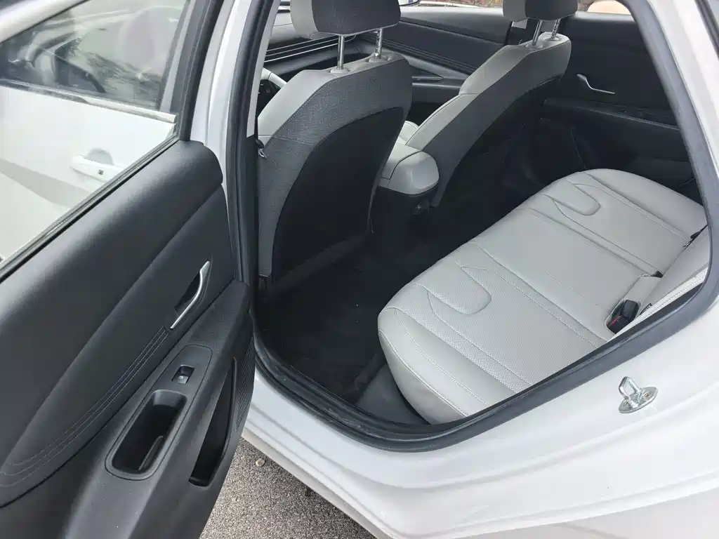 Hyundai Elantra — миниатюра 9