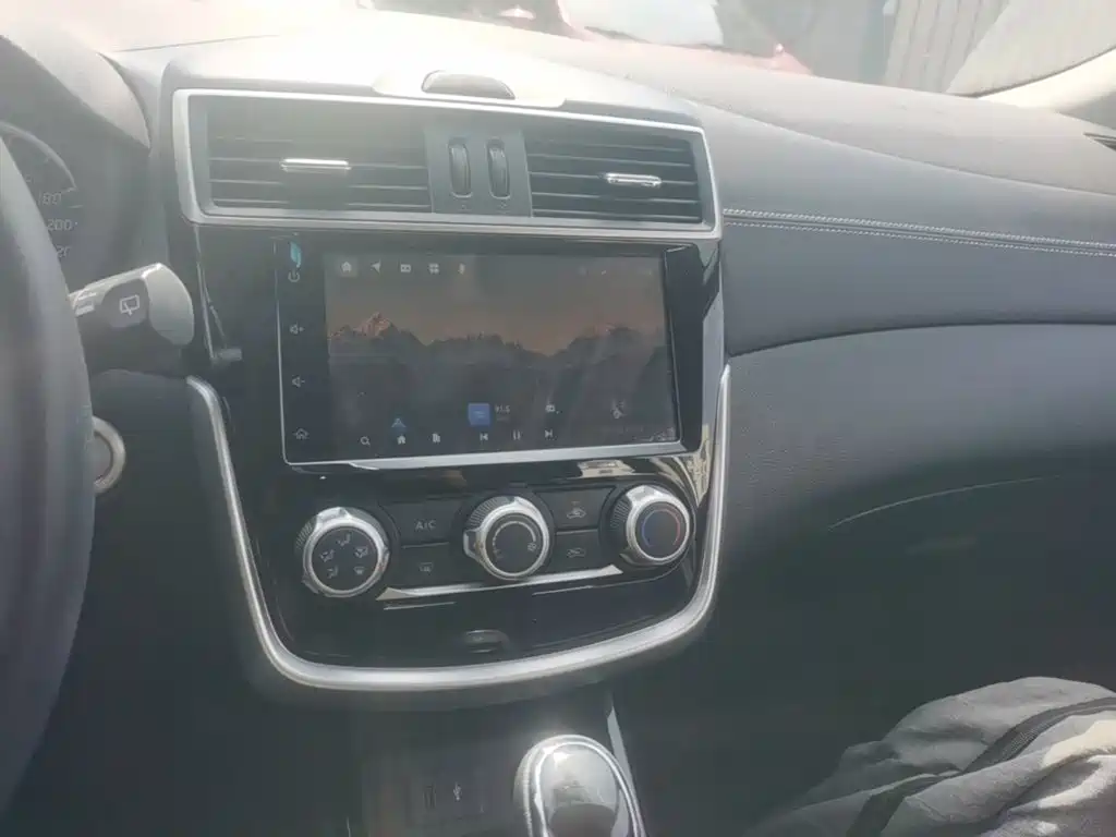 Nissan Tiida — миниатюра 13