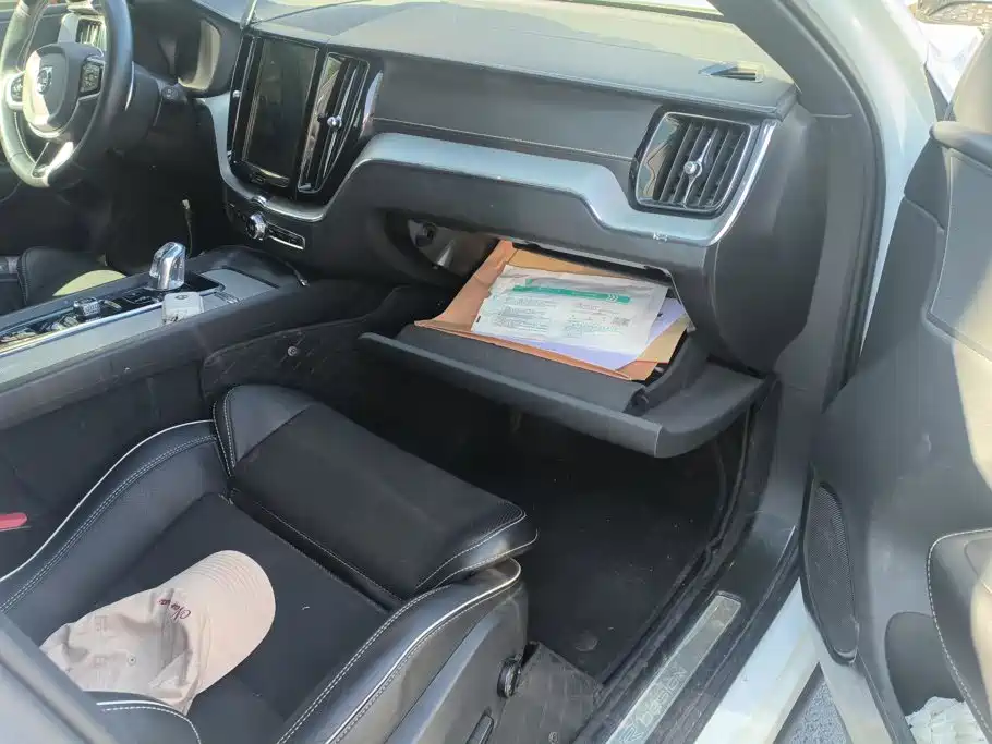Volvo XC60 PHEV — миниатюра 8