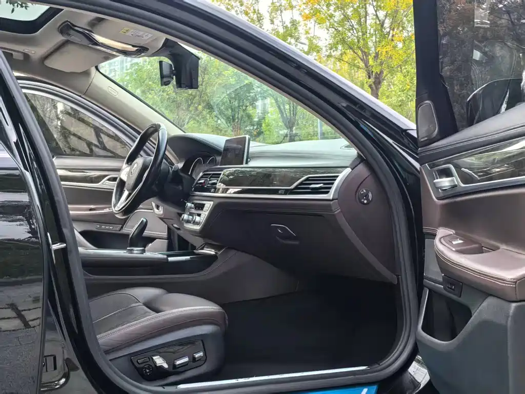 BMW 7 Series — миниатюра 13