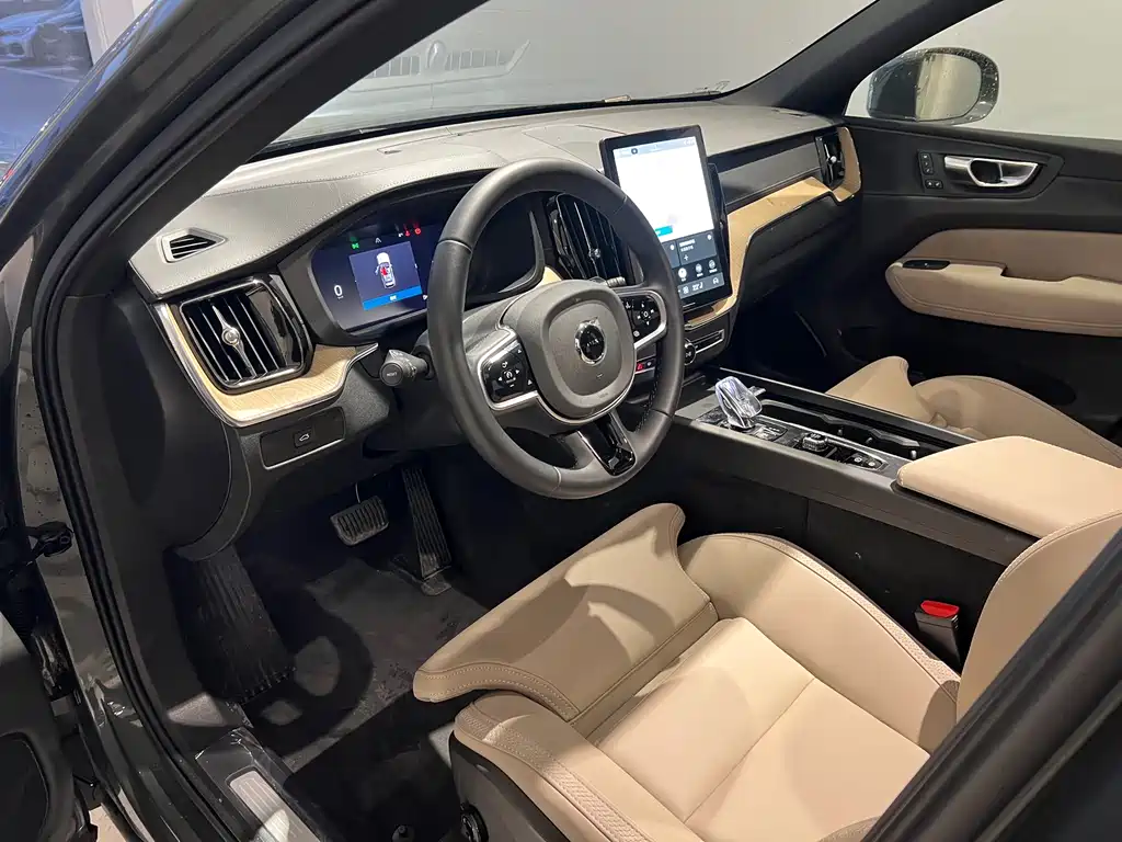 Volvo XC60 2026 B5 Luxury