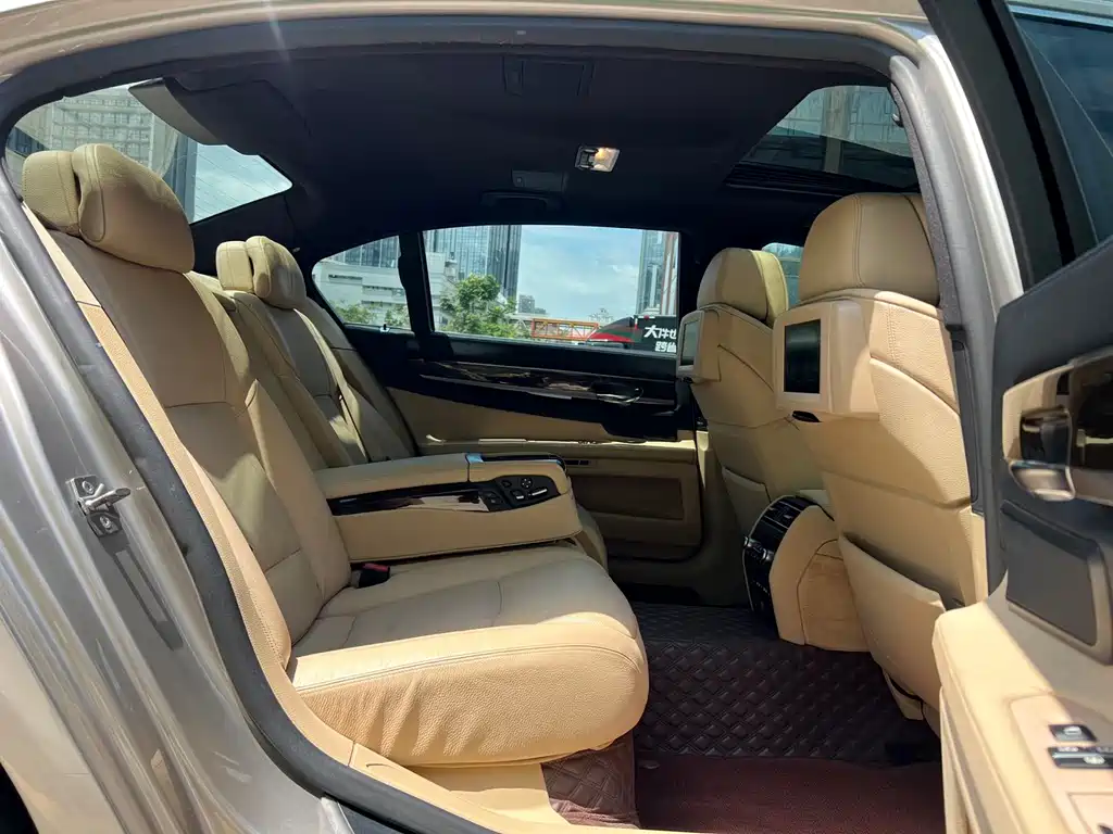 BMW 7 Series — миниатюра 11