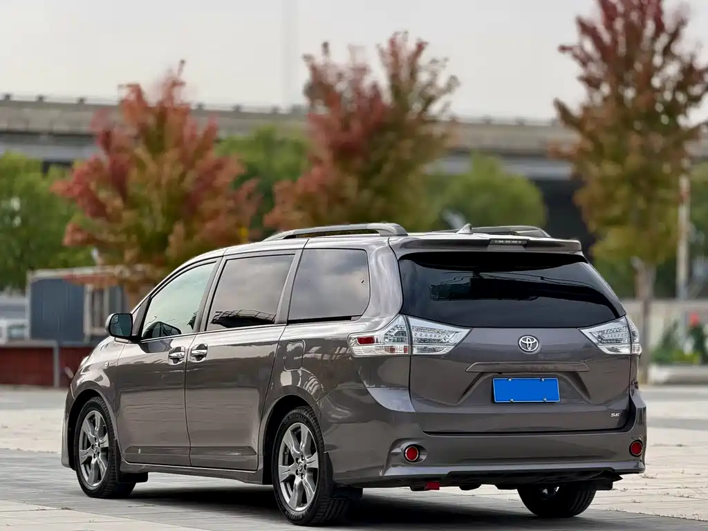 Toyota Sienna — миниатюра 4