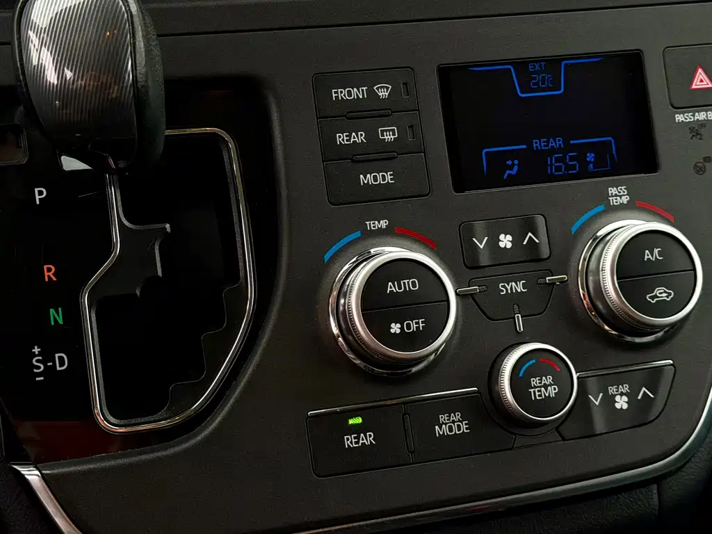 Toyota Sienna — миниатюра 12
