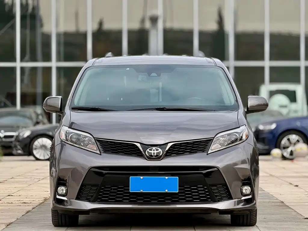 Toyota Sienna — миниатюра 2