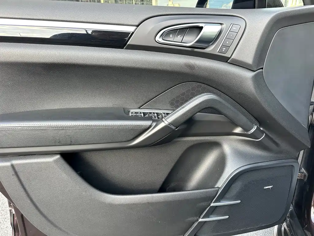 Porsche Cayenne — миниатюра 6