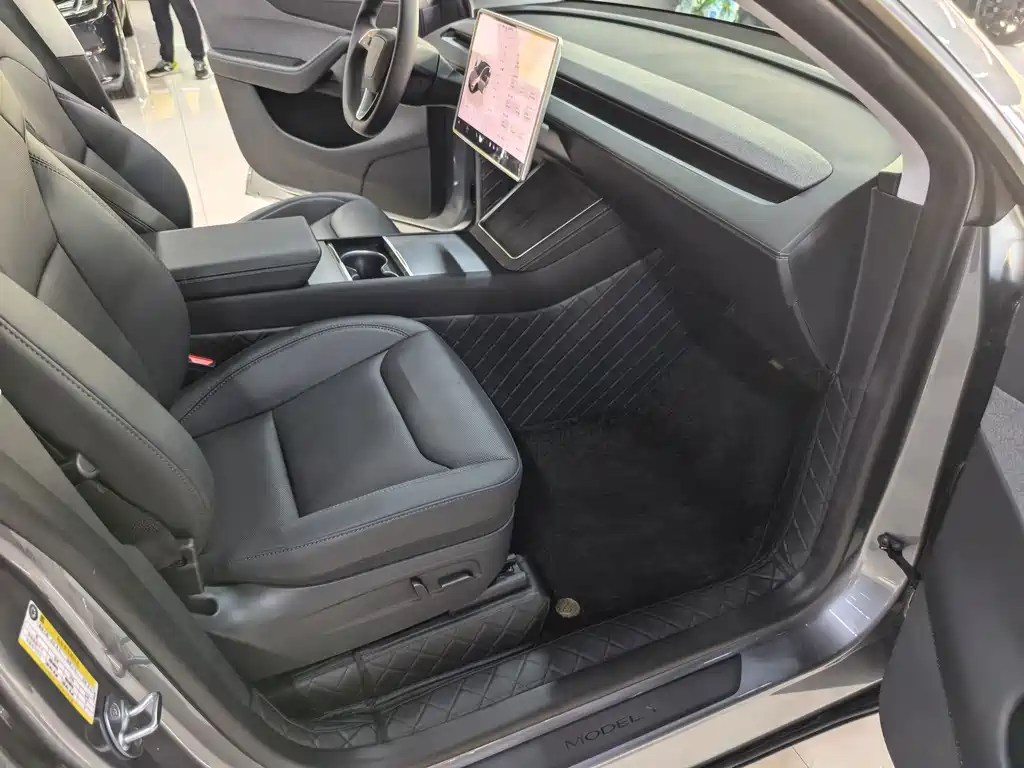 Tesla Model Y — миниатюра 10
