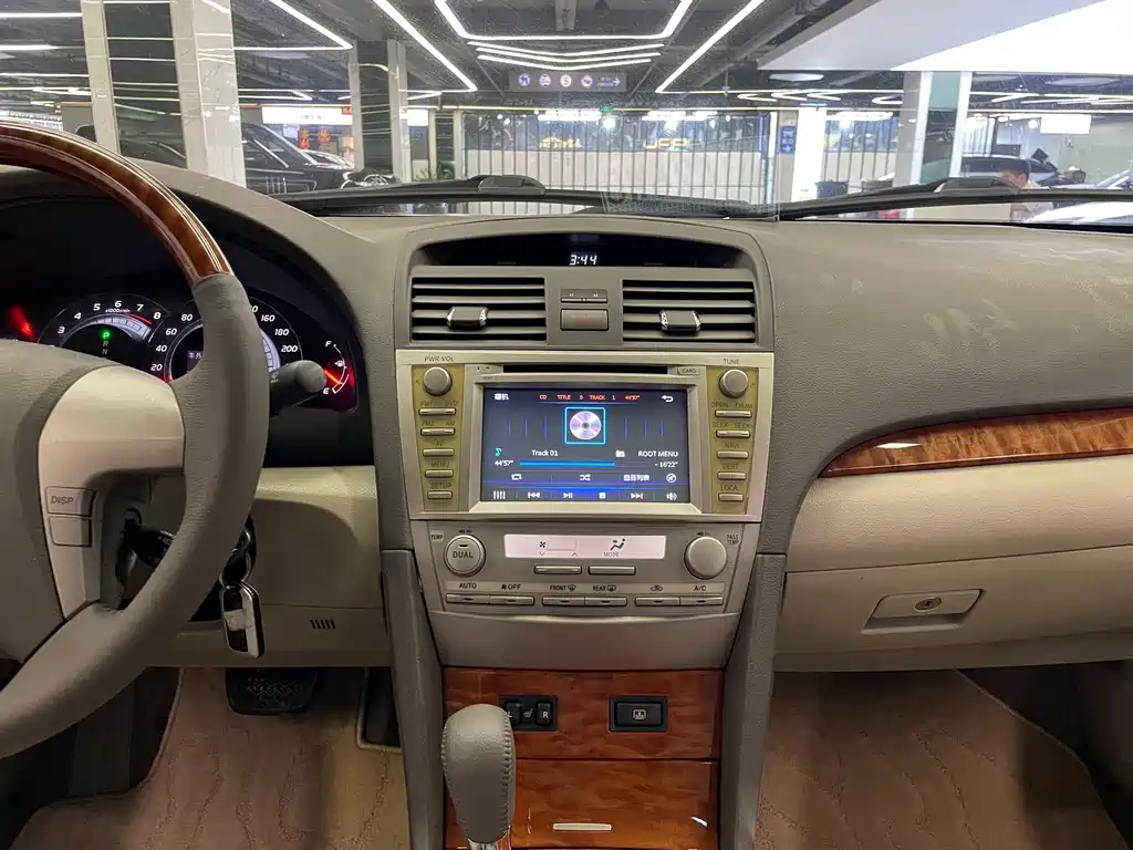 Toyota Camry — миниатюра 18