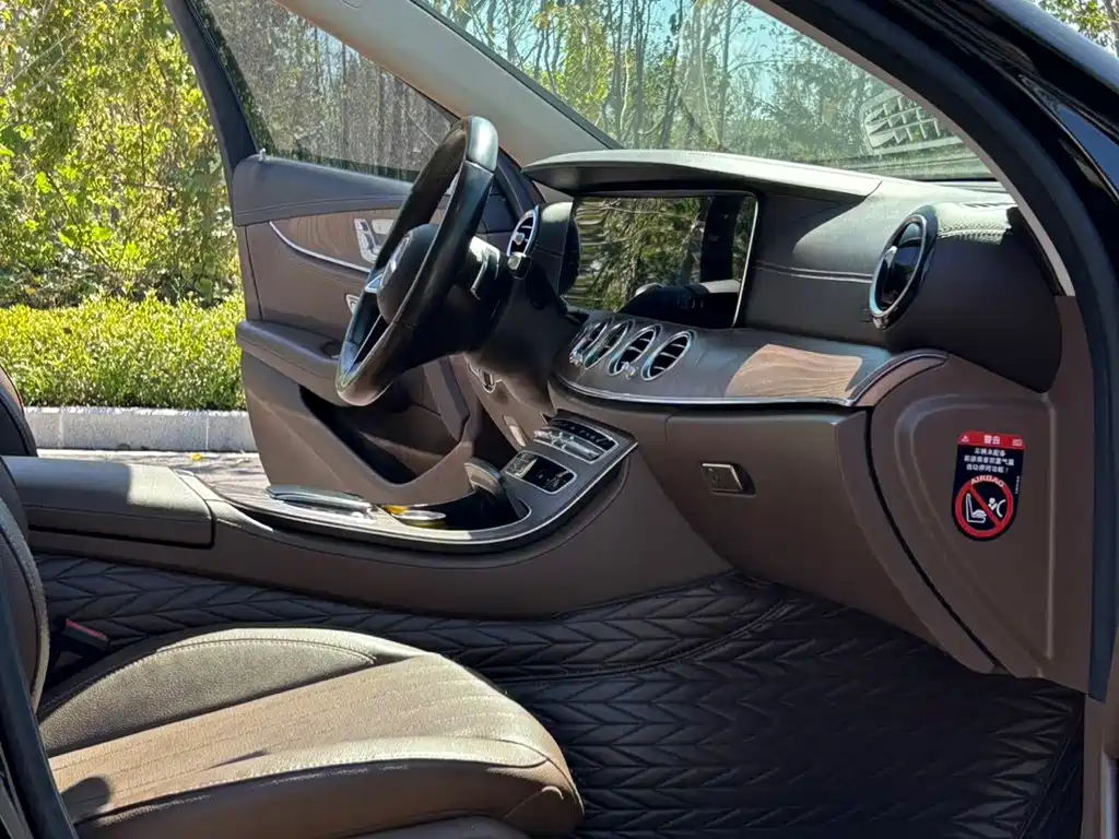 Mercedes-Benz E-Class — миниатюра 9