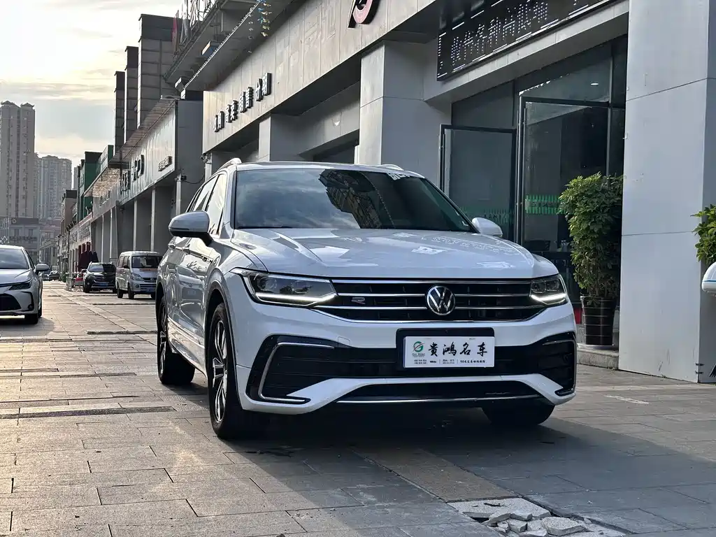 VOLKSWAGEN TIGUAN L