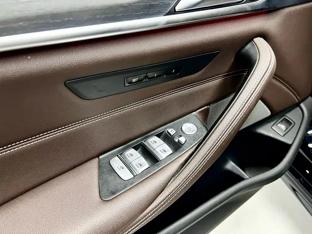 BMW 5 Series — миниатюра 14