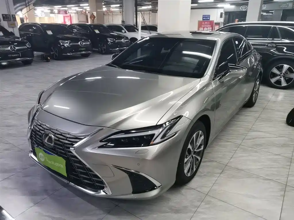 Lexus ES 2025