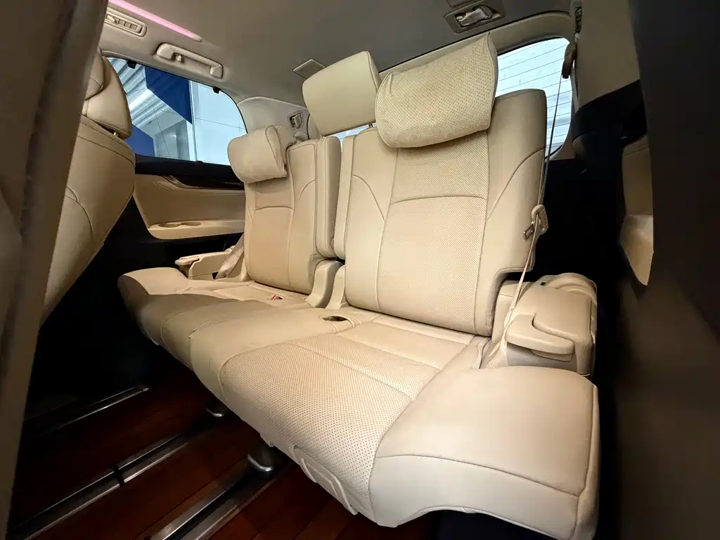 Toyota Alphard — миниатюра 8