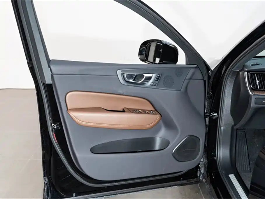 VOLVO XC60 PLUG IN HYBRID