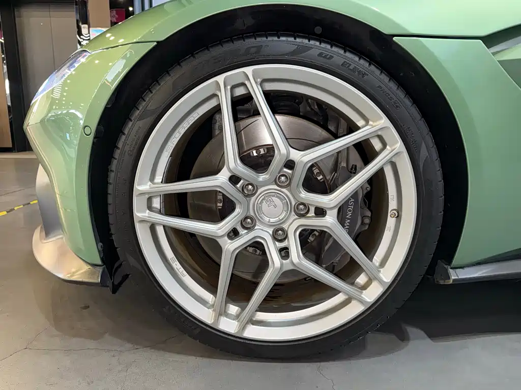 Aston Martin V8 Vantage 2018 4.0T V8 Coupe
