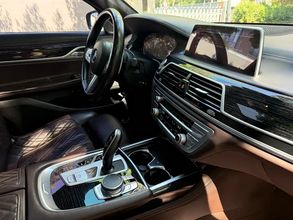 BMW 7 Series — миниатюра 20
