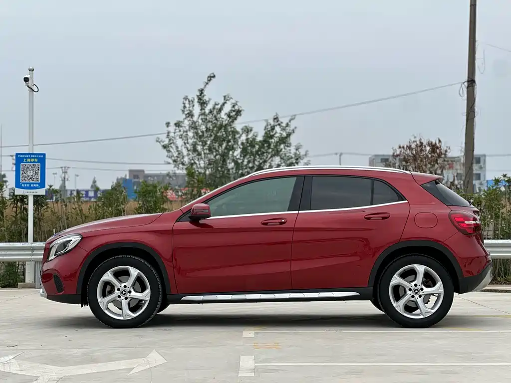 MERCEDES-BENZ  GLA