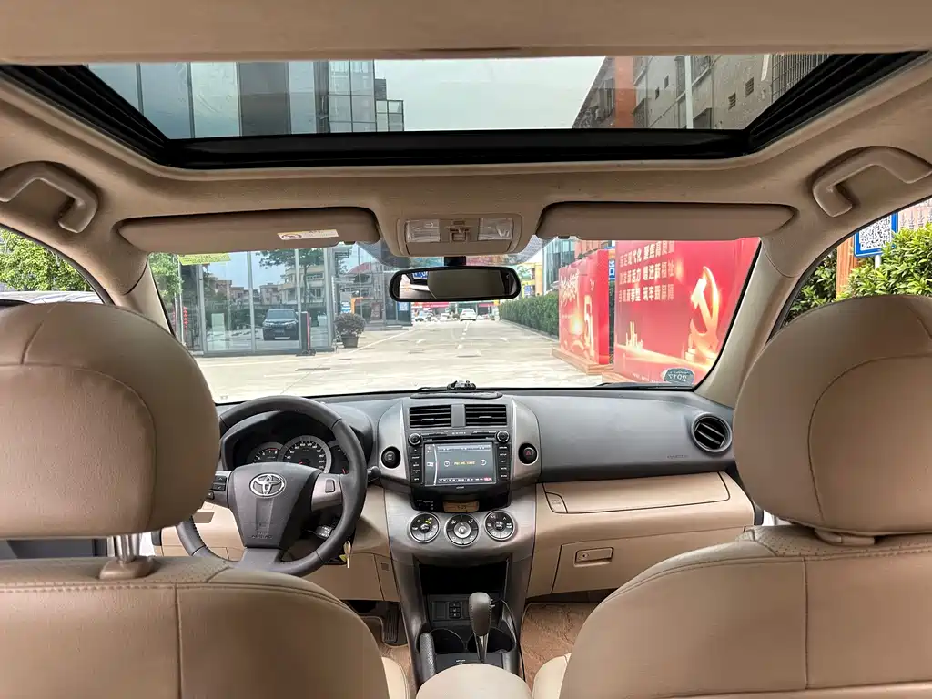 Toyota RAV4 — миниатюра 7