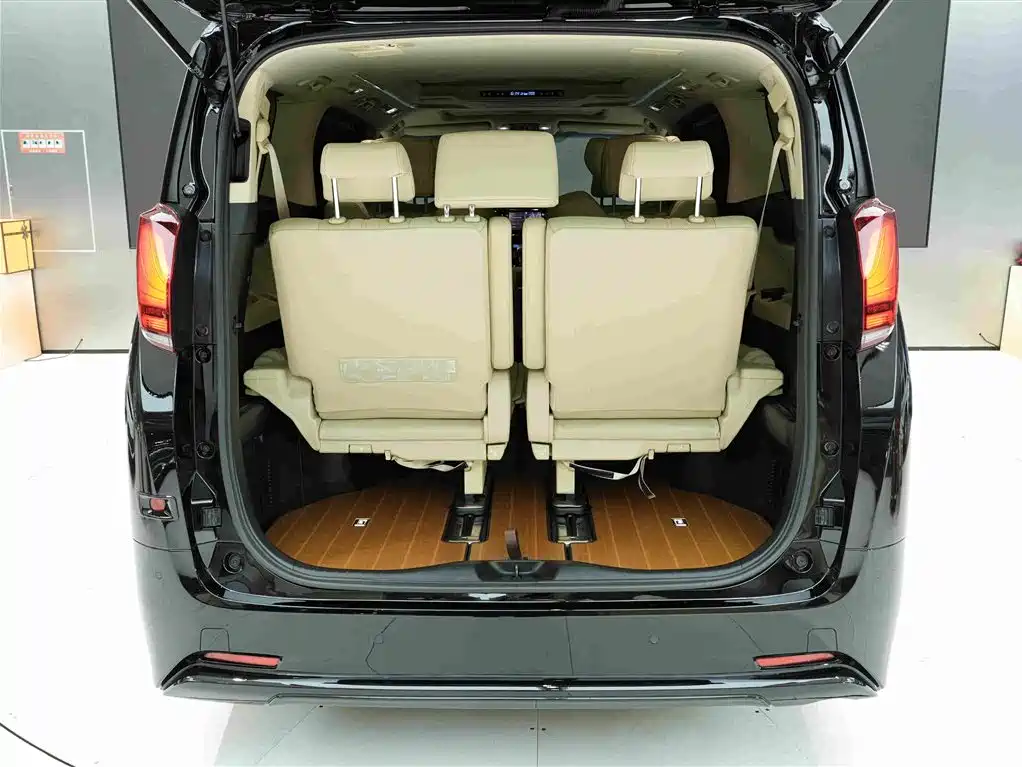 Toyota Alphard — миниатюра 23