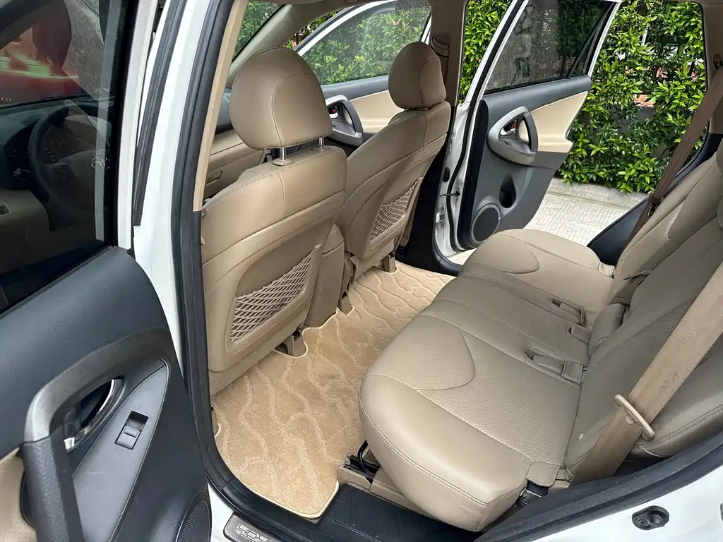 Toyota RAV4 — миниатюра 5