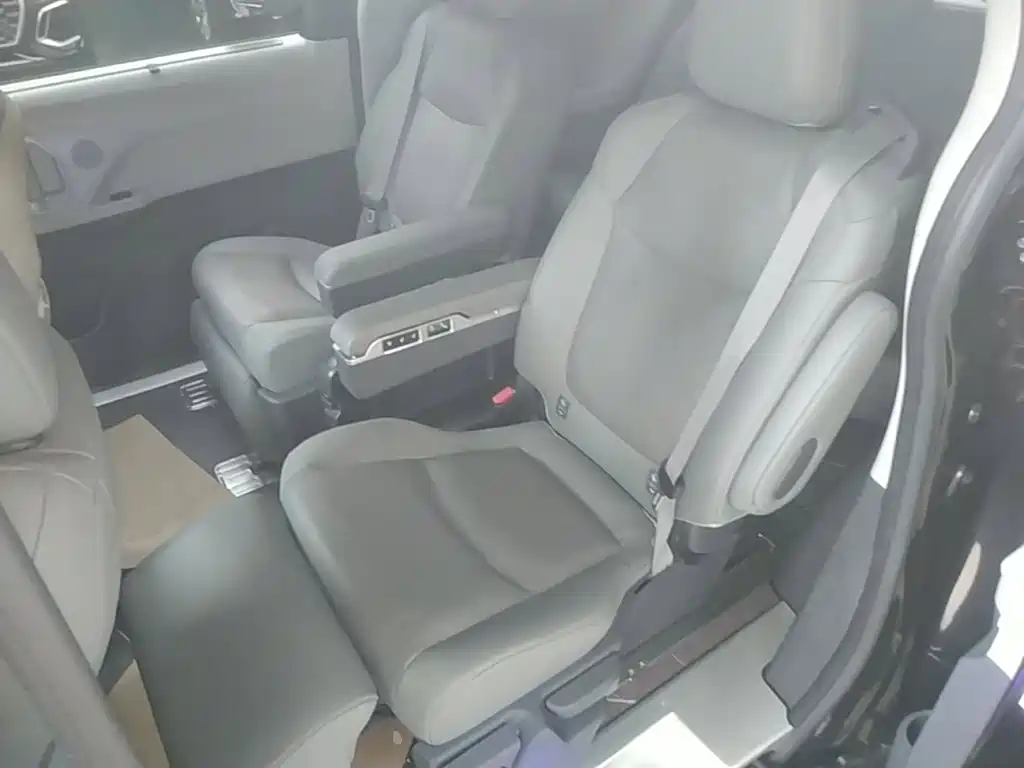 Toyota Sienna — миниатюра 17