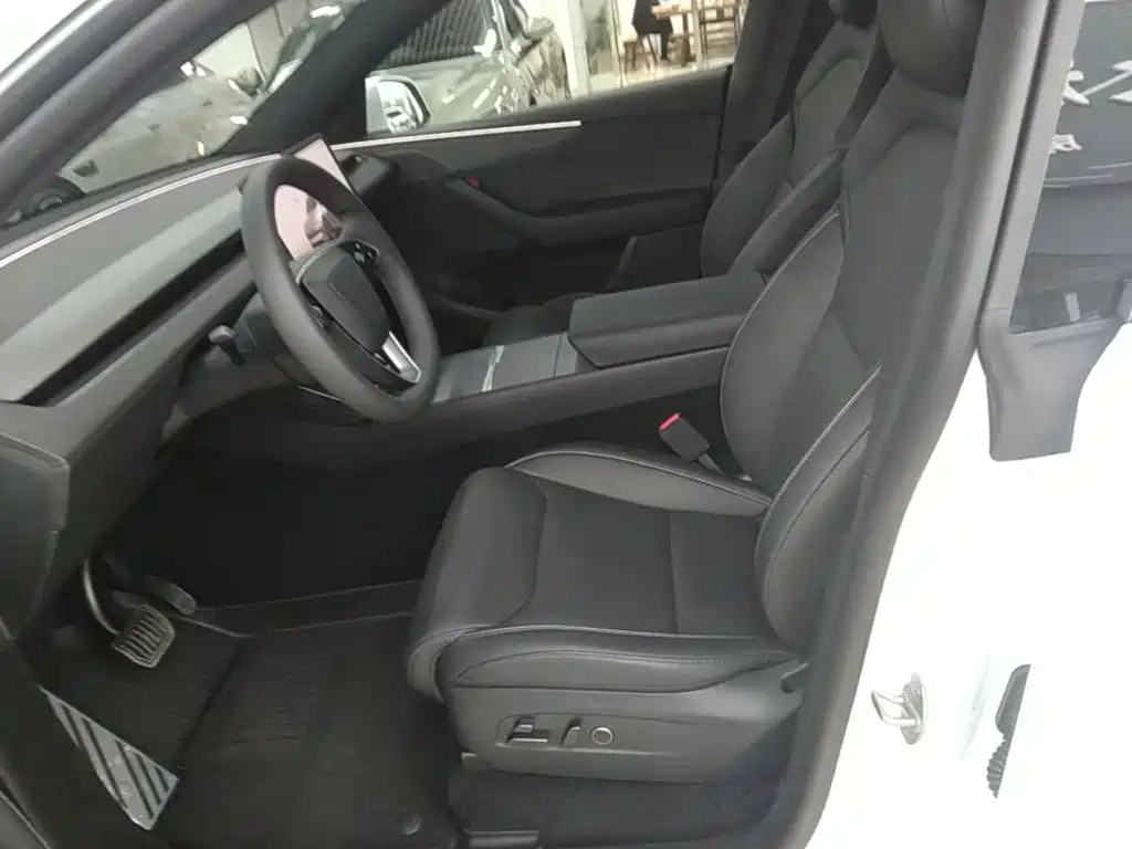 Tesla Model Y L — миниатюра 15