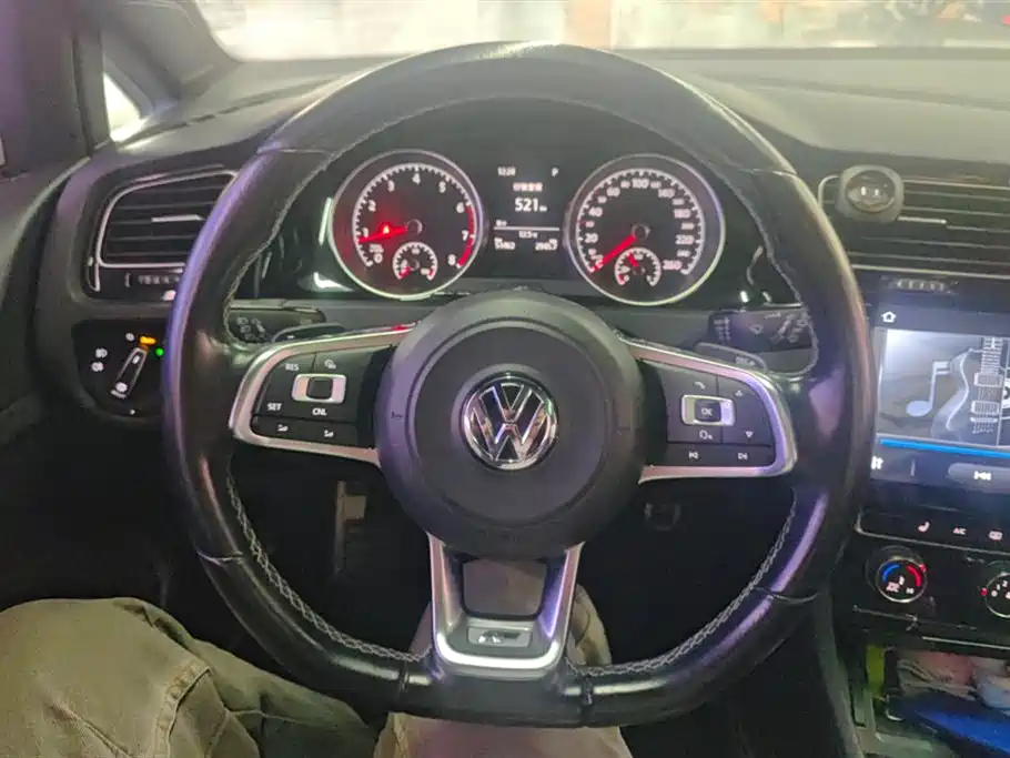 VOLKSWAGEN GOLF