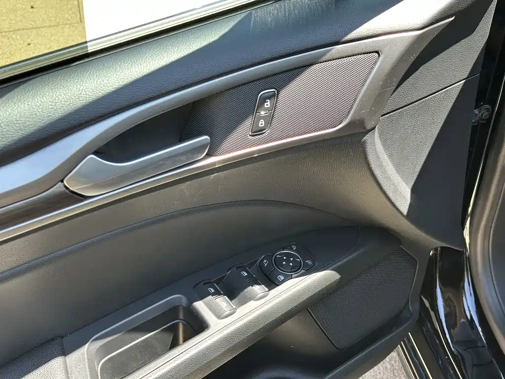 Ford Mondeo — миниатюра 9