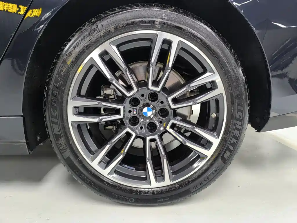 BMW 5 Series — миниатюра 15