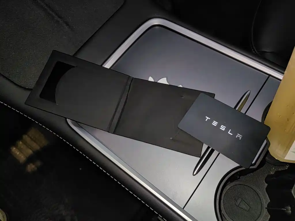 Tesla Model Y — миниатюра 9