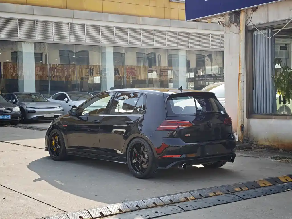 VOLKSWAGEN GOLF GTI