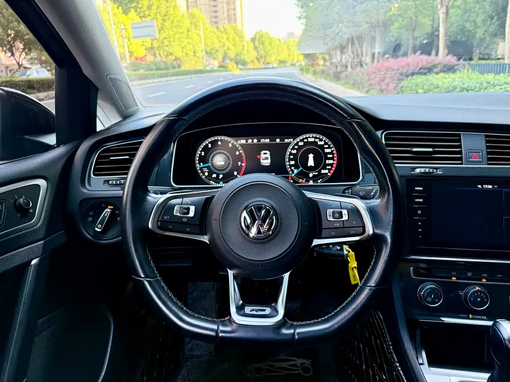 VOLKSWAGEN GOLF