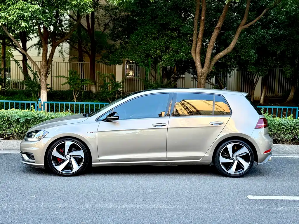 VOLKSWAGEN GOLF