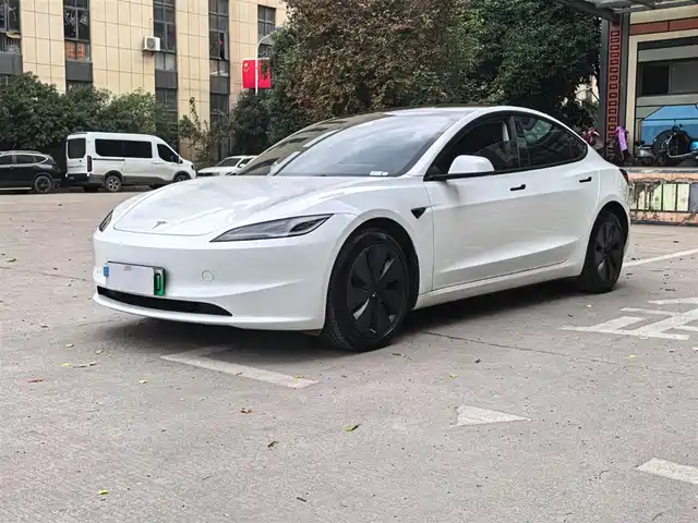 TESLA MODEL 3 2024