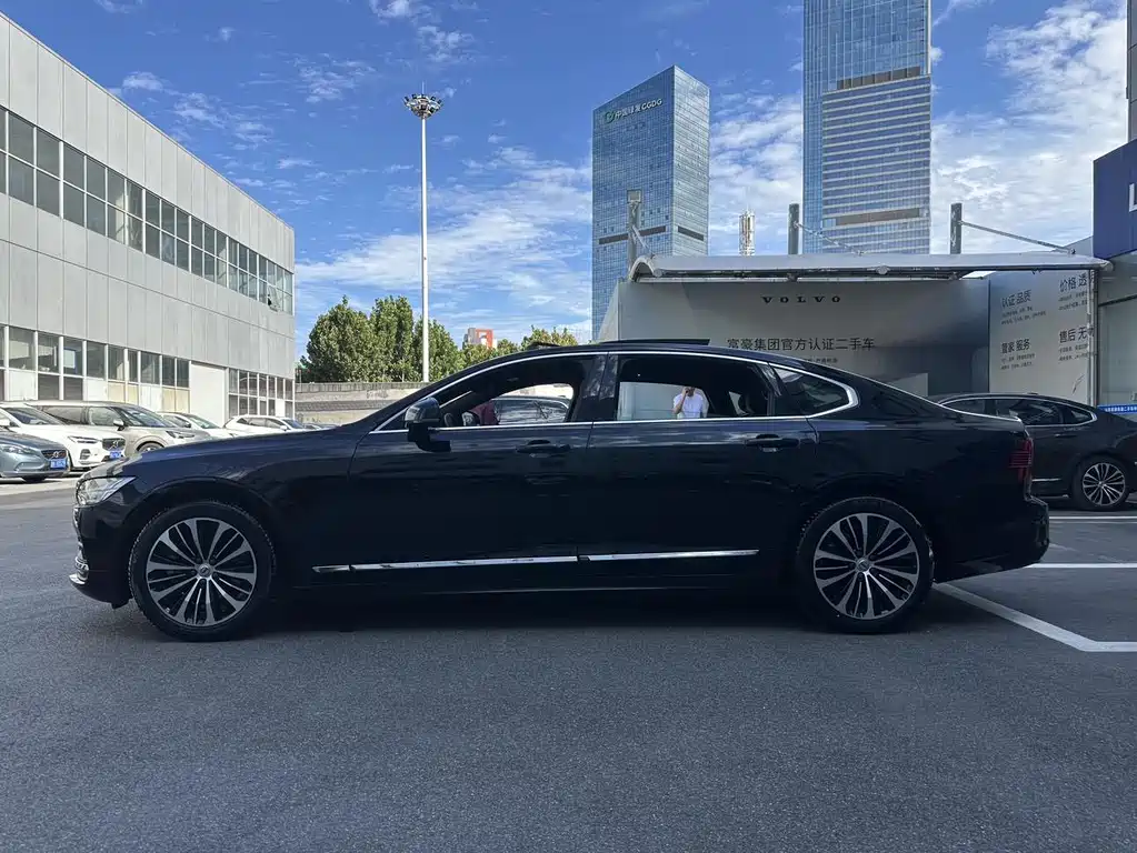 VOLVO S90