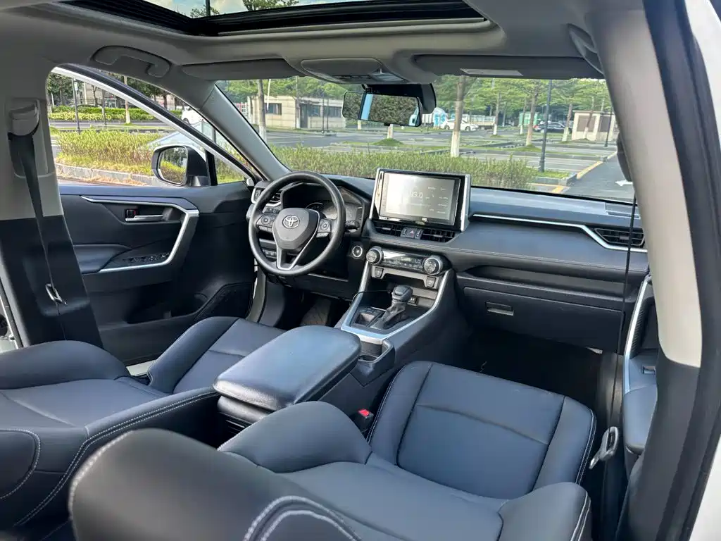 Toyota RAV4 — миниатюра 9