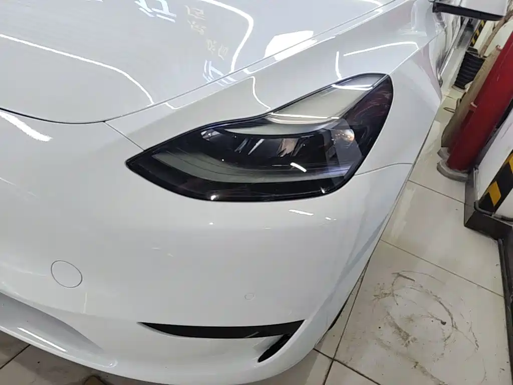 Tesla Model Y — миниатюра 24