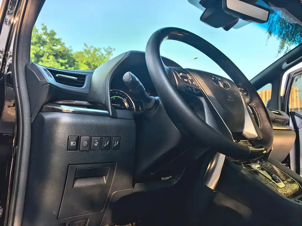 Toyota Alphard — миниатюра 23