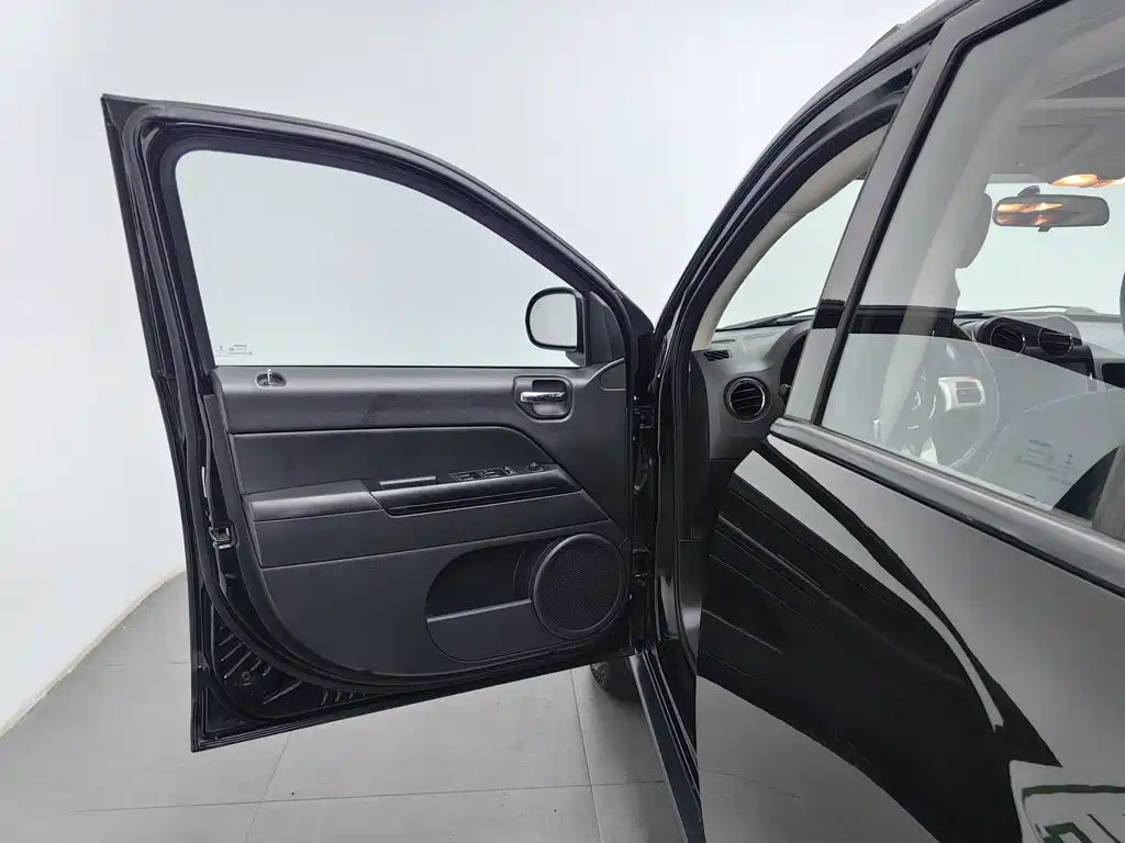 Jeep Compass (Import) — миниатюра 8