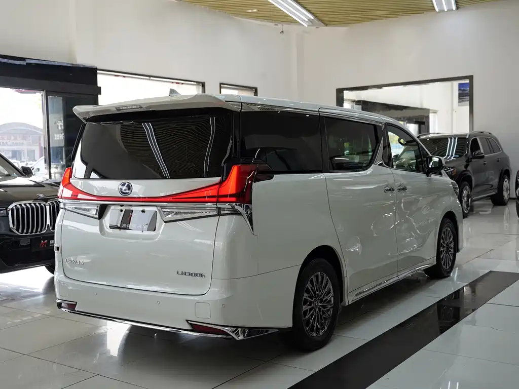 LEXUS LM