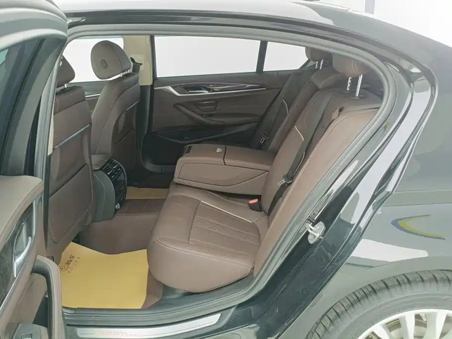 BMW 5 Series — миниатюра 11
