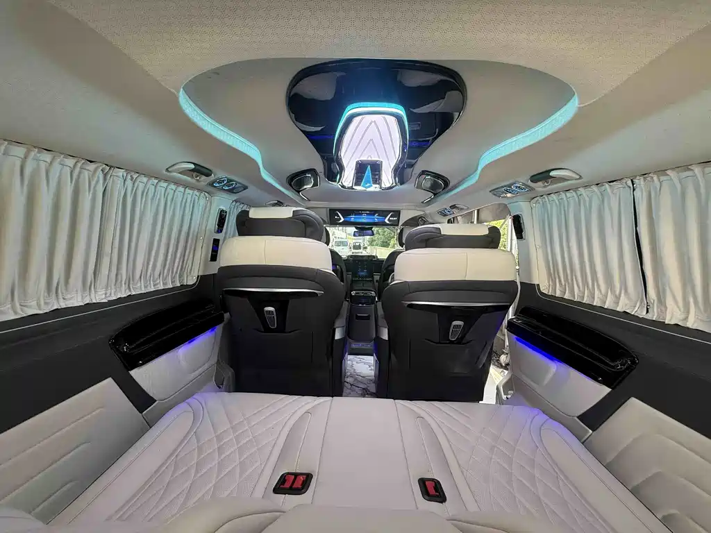 Mercedes-Benz Vito 2023 2.0T Elite 7 мест