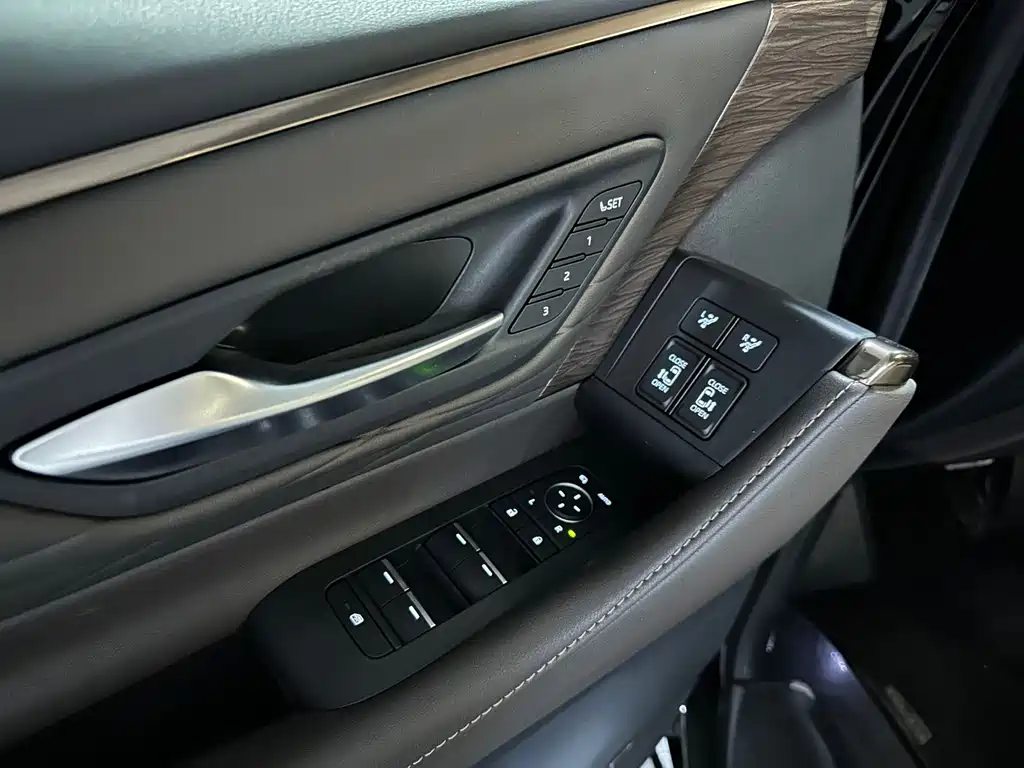 Toyota Alphard — миниатюра 11