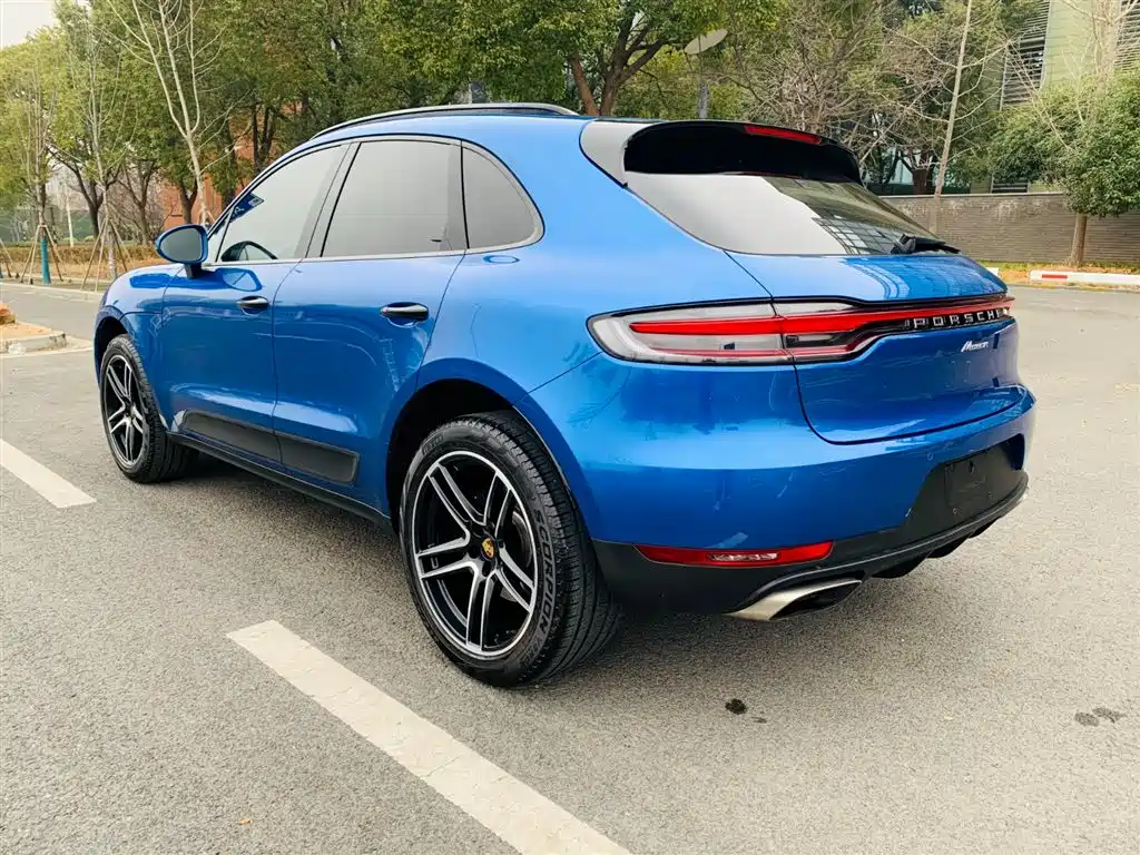 PORSCHE MACAN