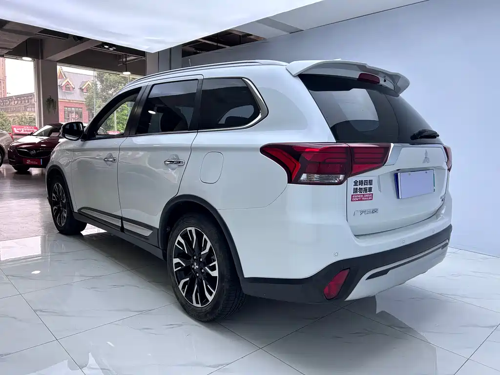 MITSUBISHI OUTLANDER